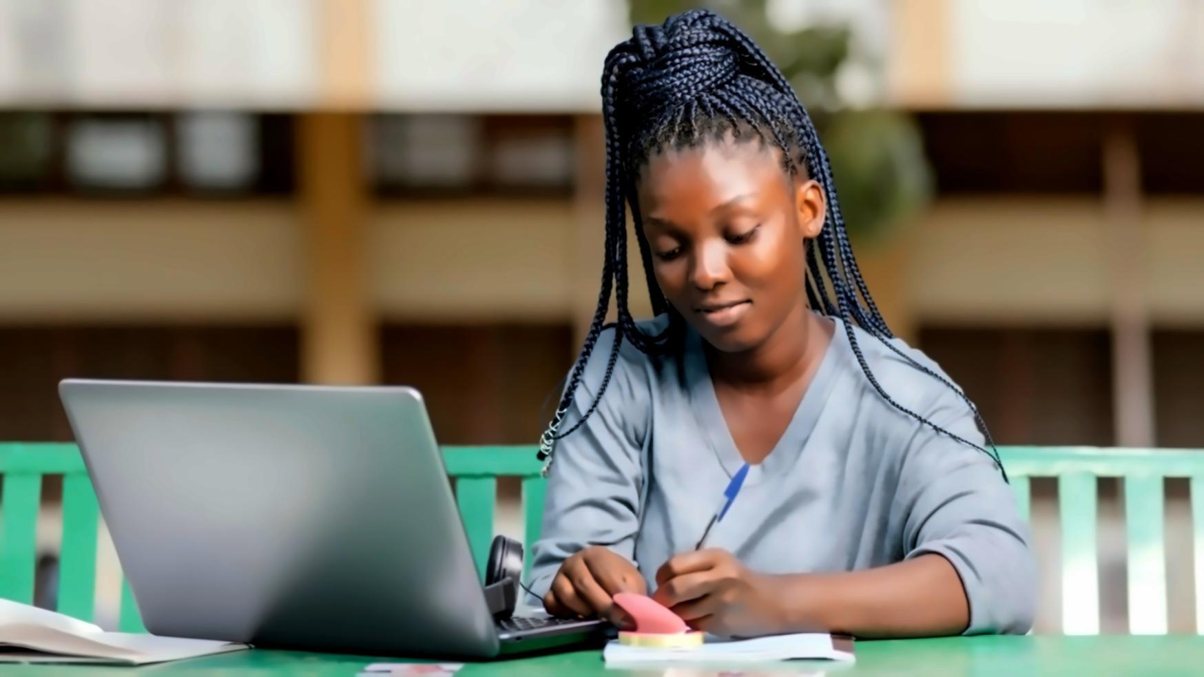 Espace de travail moderne avec ordinateur portable et notes