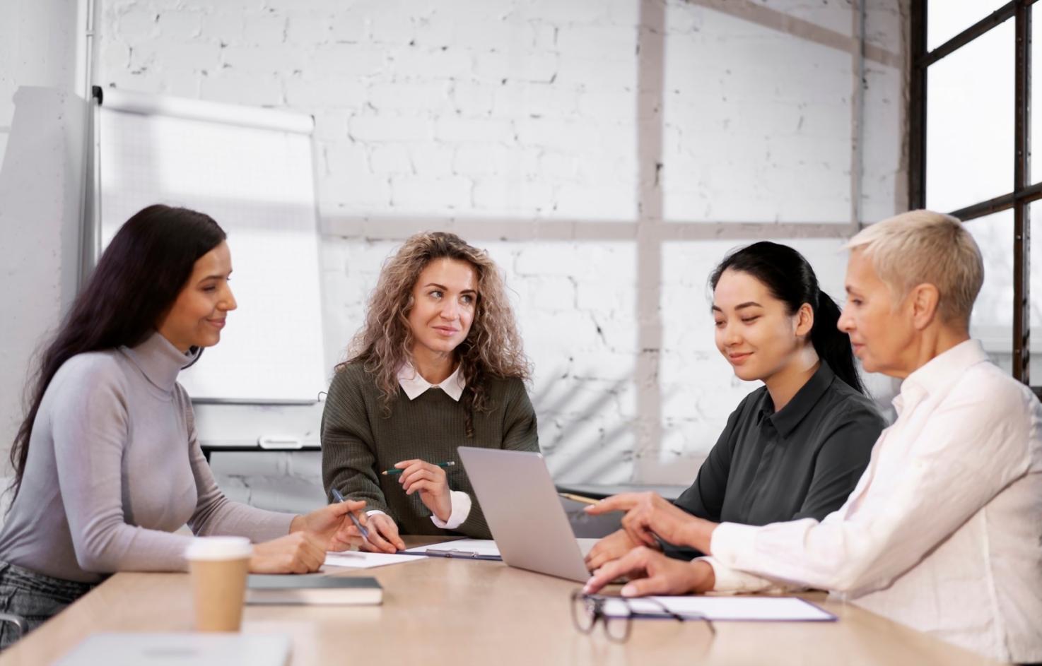 Espace de travail moderne pour l'entrepreneuriat numérique